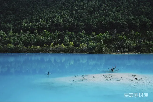 高清摄影 蓝湖映山林