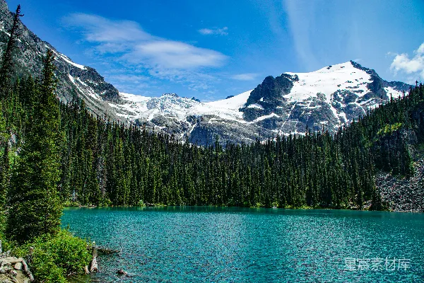 高清摄影 雪山下的碧蓝湖景