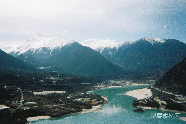 高清摄影 雪山下的宁静河流