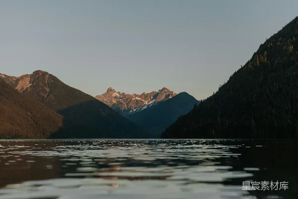 高清摄影 湖畔山景：宁静与自然的完美融合
