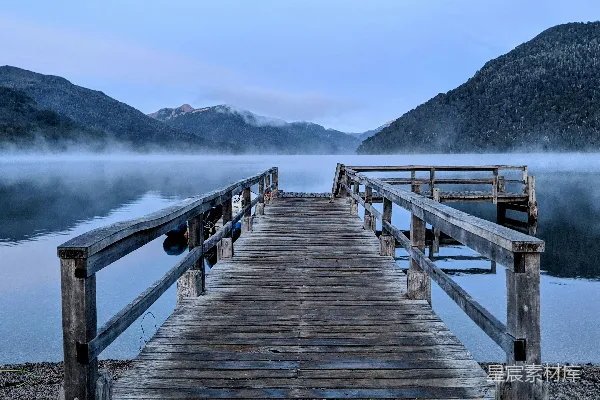 高清摄影 晨雾中的湖边码头