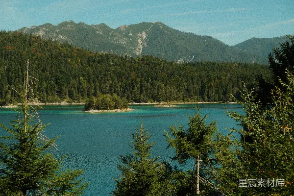 高清摄影 山间湖畔的宁静景色