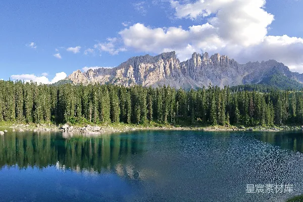 高清摄影 阿尔卑斯山下的宁静湖景