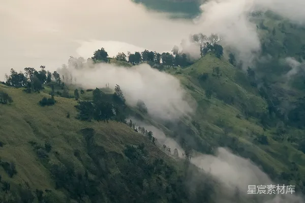 高清摄影 云雾缭绕的山间晨景