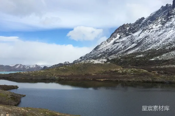 高清摄影 雪山湖畔的宁静