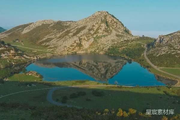 高清摄影 湖畔的山景