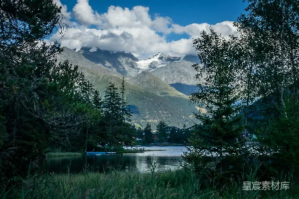 高清摄影 阿尔卑斯山下的宁静湖景