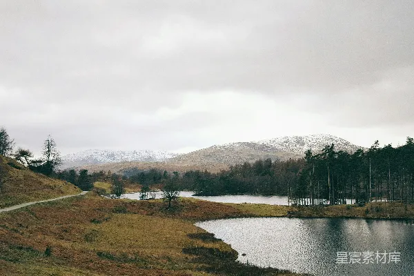 高清摄影 冬日湖畔的宁静山景