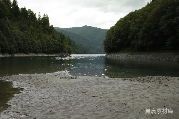 高清摄影 宁静的湖畔与山脉