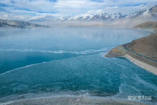 高清摄影 雪山湖畔的冰裂纹