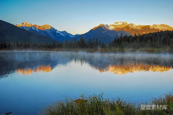 高清摄影 晨雾中的静谧湖景