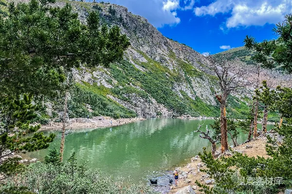 高清摄影 夏日山间湖畔宁静时光