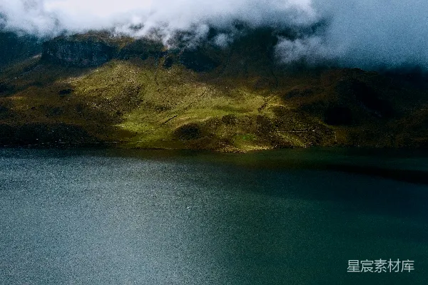 高清摄影 云雾缭绕的湖泊与山景