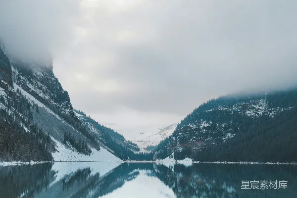高清摄影 静谧的雪山湖泊