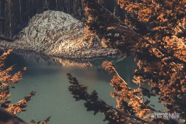 高清摄影 秋日森林中的宁静湖景