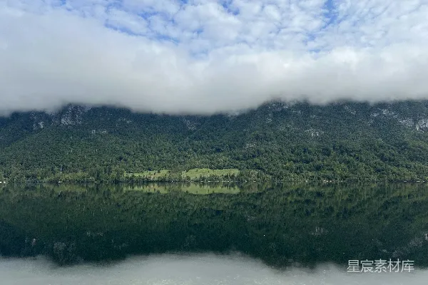 高清摄影 云雾缭绕的山间湖泊