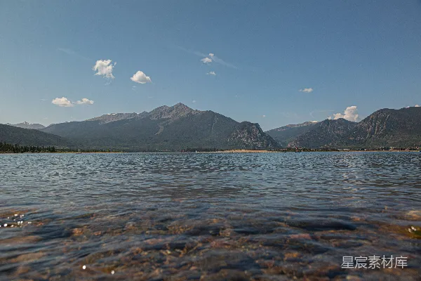 高清摄影 湖畔山景，宁静时光