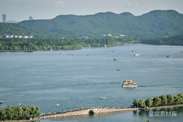 高清摄影 西湖美景：绿树环绕的湖畔