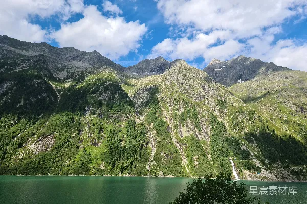 高清摄影 阿尔卑斯山的宁静湖景