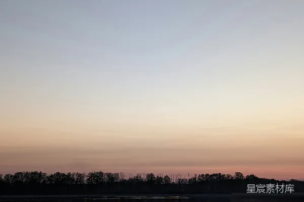 高清摄影 晨曦湖畔的月牙与静谧