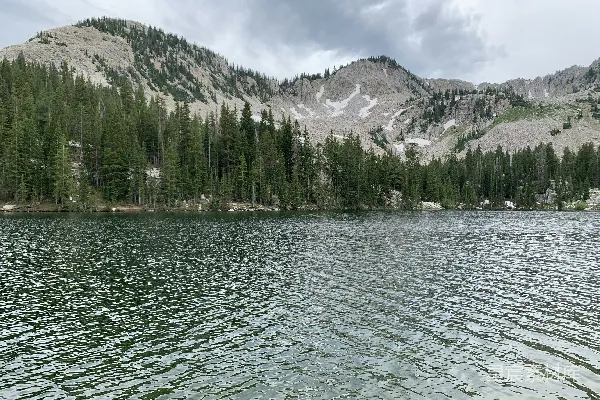 高清摄影 山间静谧湖泊