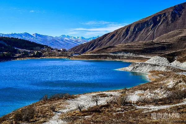 高清摄影 雪山下的蓝湖