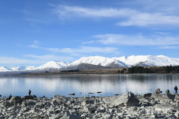 高清摄影 新西兰塔斯曼湖畔的雪山与宁静