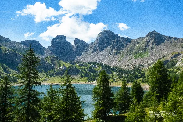 高清摄影 阿尔卑斯山的宁静湖景