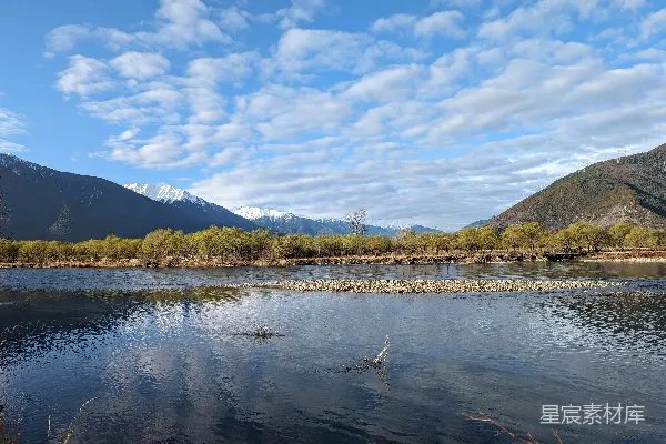 高清摄影 雪山下的宁静河流