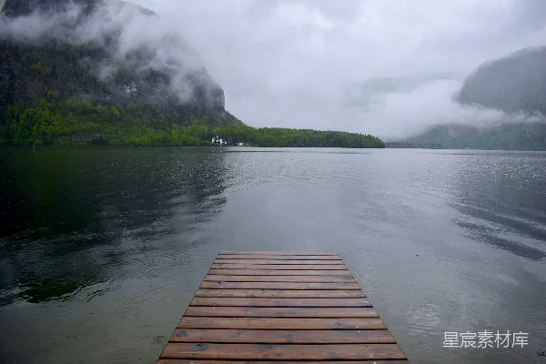 高清摄影 雨后湖面木栈道
