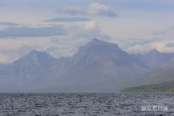 高清摄影 湖畔的山景