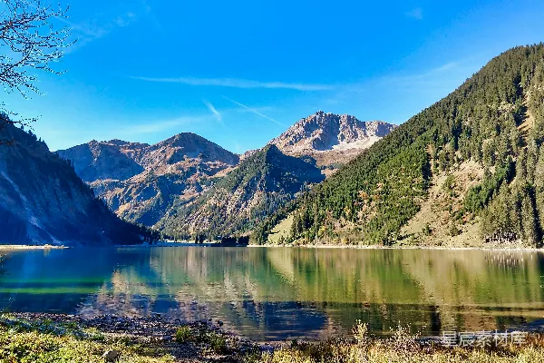 高清摄影 阿尔卑斯山的宁静湖景