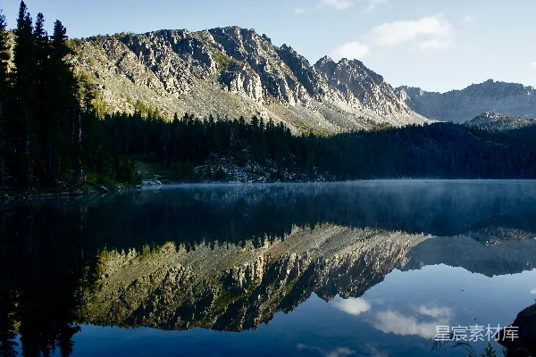 高清摄影 静谧的湖畔山景