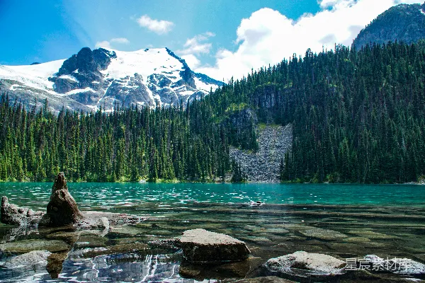 高清摄影 雪山湖畔的宁静美景