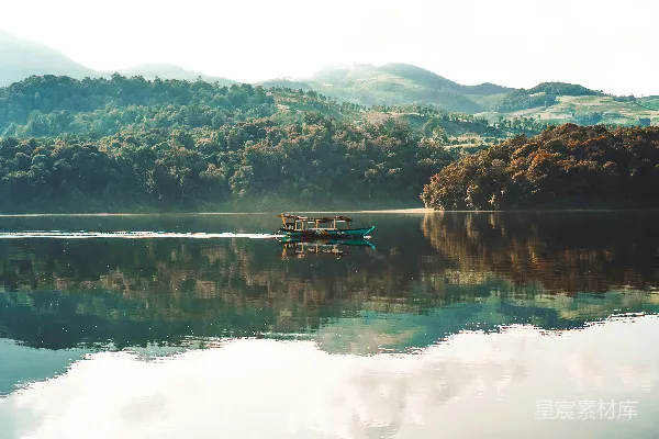 高清摄影 宁静湖畔的清晨