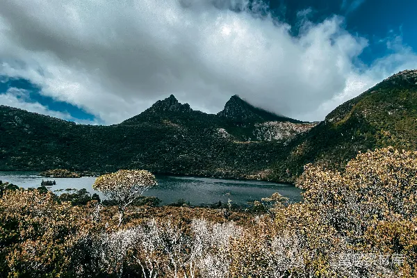 高清摄影 云雾缭绕的山间湖泊