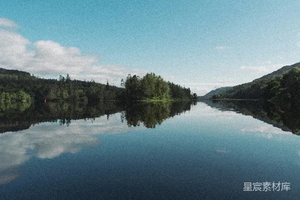 高清摄影 静谧湖畔的自然美景