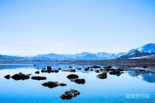高清摄影 雪山倒影下的宁静湖面