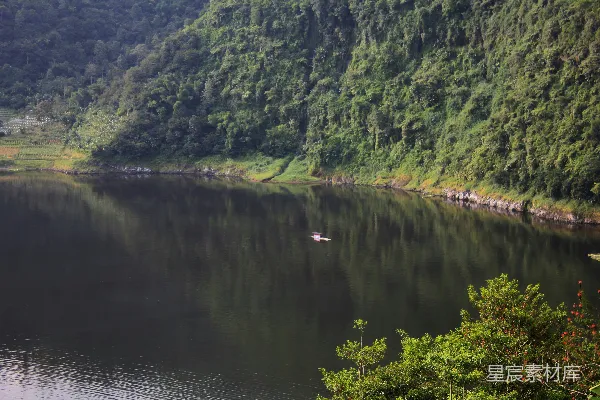 高清摄影 宁静的湖畔与翠绿山景