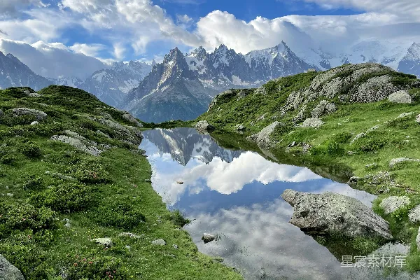 高清摄影 阿尔卑斯山的宁静湖景