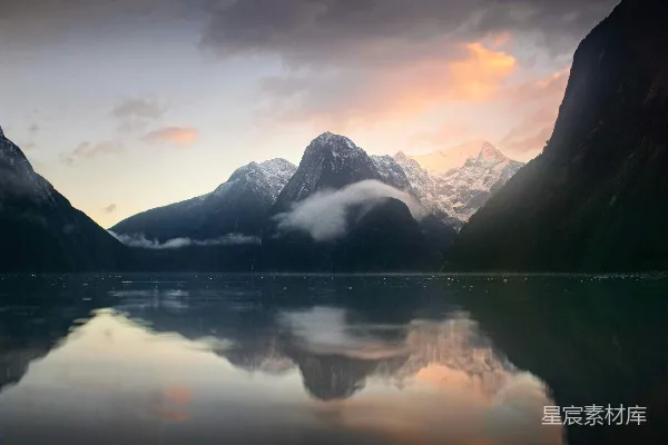 高清摄影 雪山倒影的宁静湖景