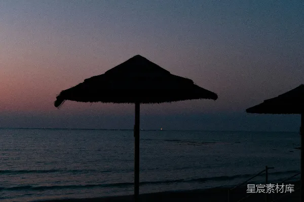 高清摄影 夜幕下的海滩与弯月