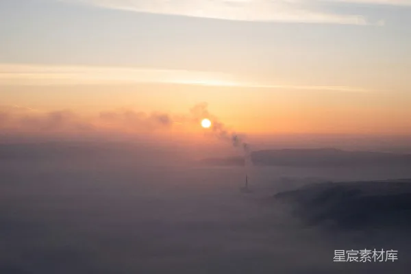高清摄影 夕阳下的工业烟囱