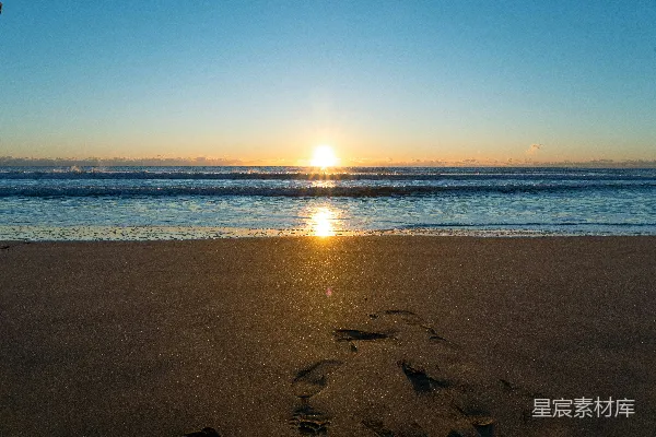 高清摄影 海边日落与脚印