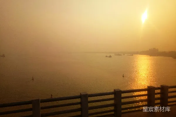 高清摄影 夕阳下的江边码头