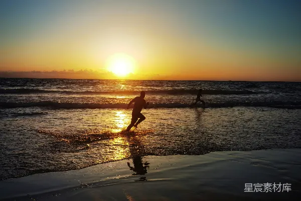 高清摄影 夕阳下的沙滩追逐