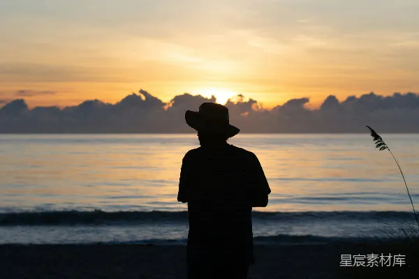 高清摄影 清晨的海滩漫步