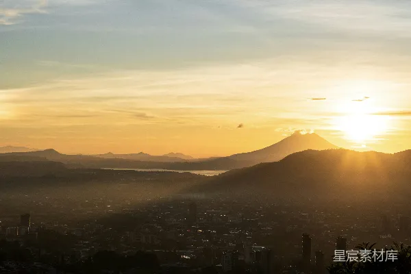 高清摄影 日落时的城市与火山剪影