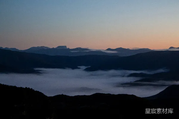 高清摄影 云海中的山峦剪影