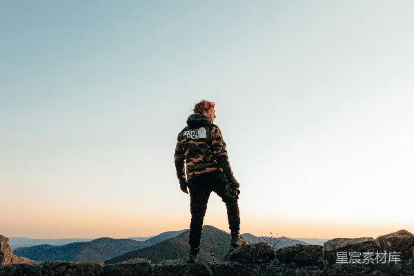 高清摄影 山顶上的旅者
